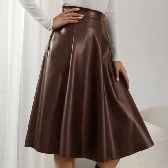 Luxe brown pocketed vegan leather mini skirt - Picture 8 of 8